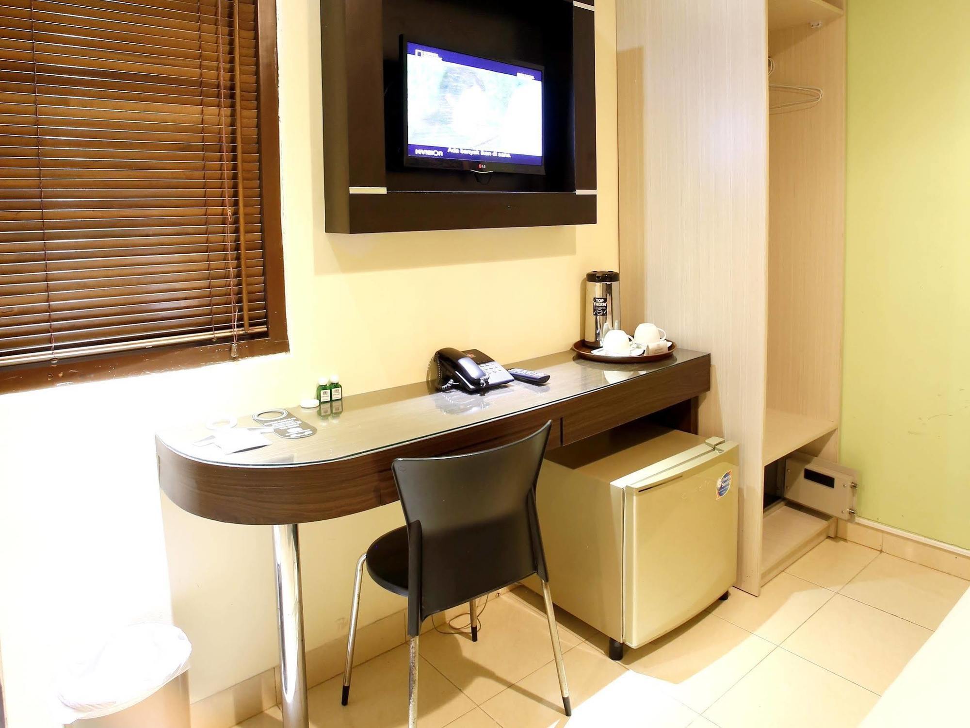 Reddoorz Plus @ Karet Setiabudi Yakarta Exterior foto
